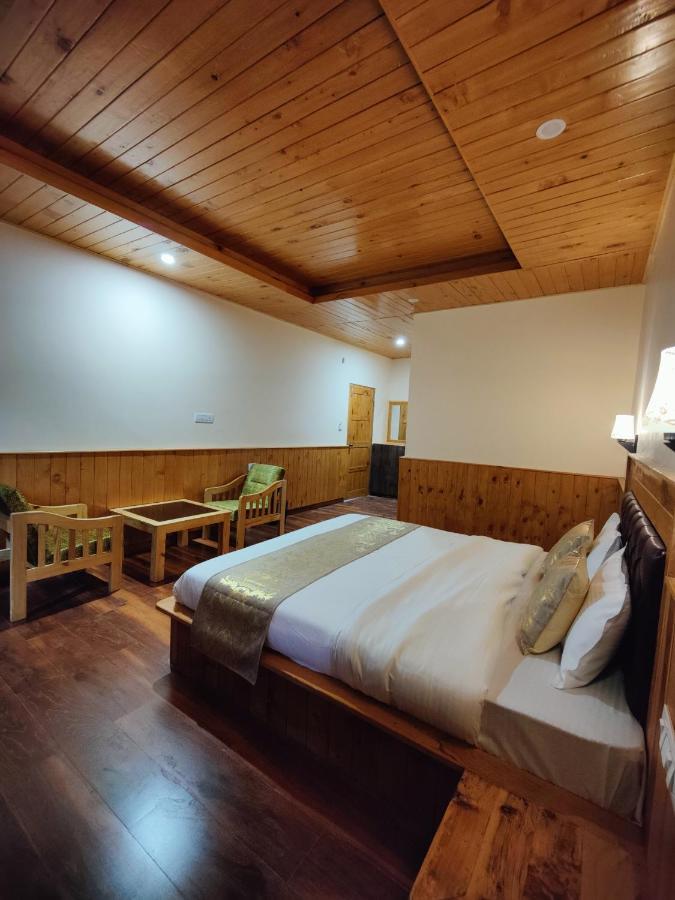 The Woodpecker Inn & Cafe, Jibhi Luaran gambar