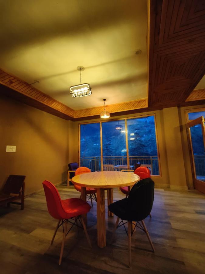 The Woodpecker Inn & Cafe, Jibhi Luaran gambar