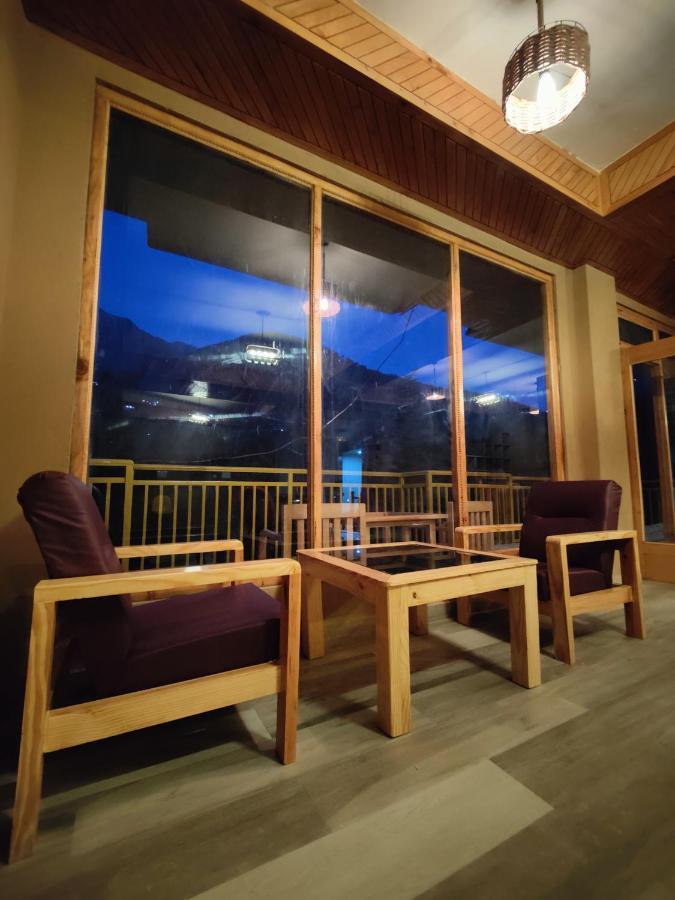 The Woodpecker Inn & Cafe, Jibhi Luaran gambar