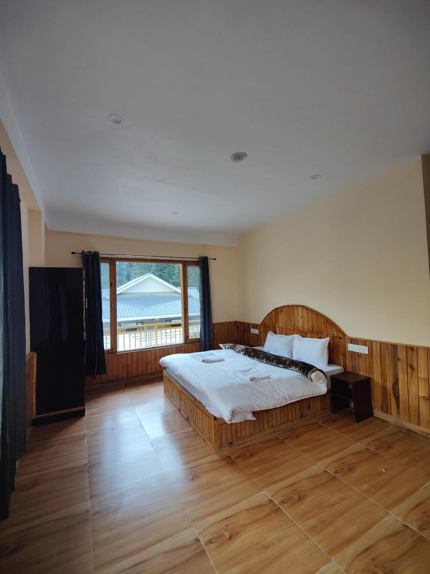 The Woodpecker Inn & Cafe, Jibhi Luaran gambar