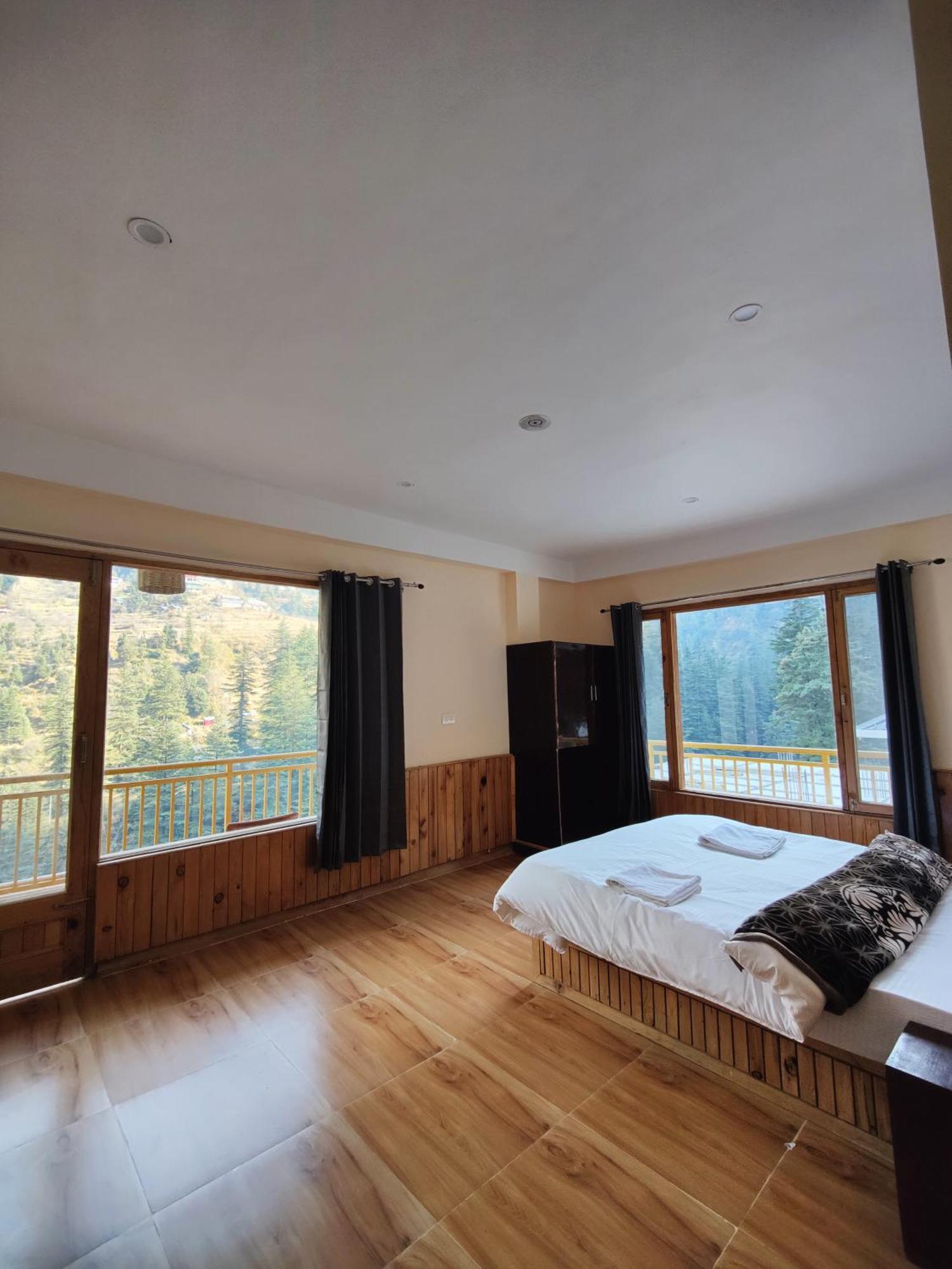 The Woodpecker Inn & Cafe, Jibhi Luaran gambar