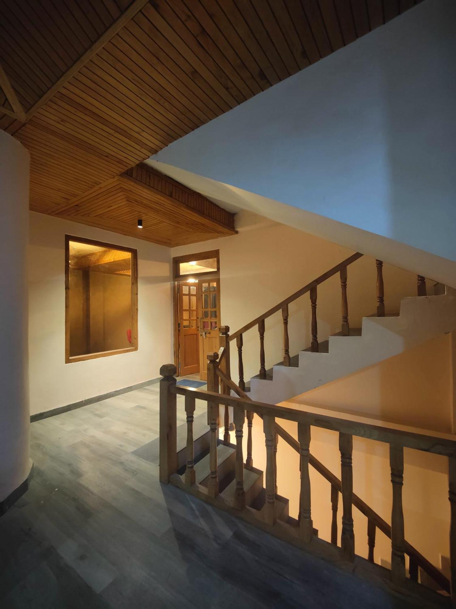 The Woodpecker Inn & Cafe, Jibhi Luaran gambar
