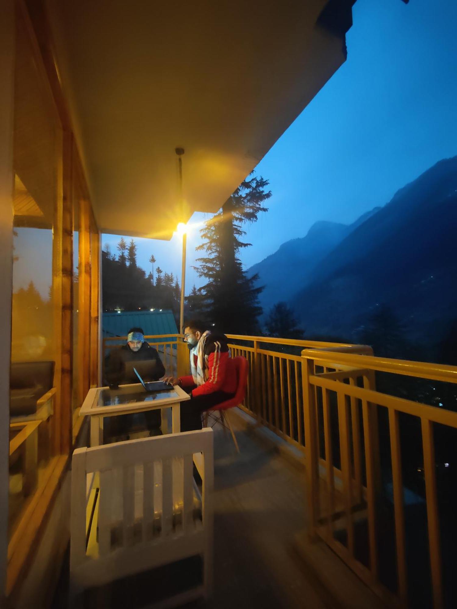 The Woodpecker Inn & Cafe, Jibhi Luaran gambar
