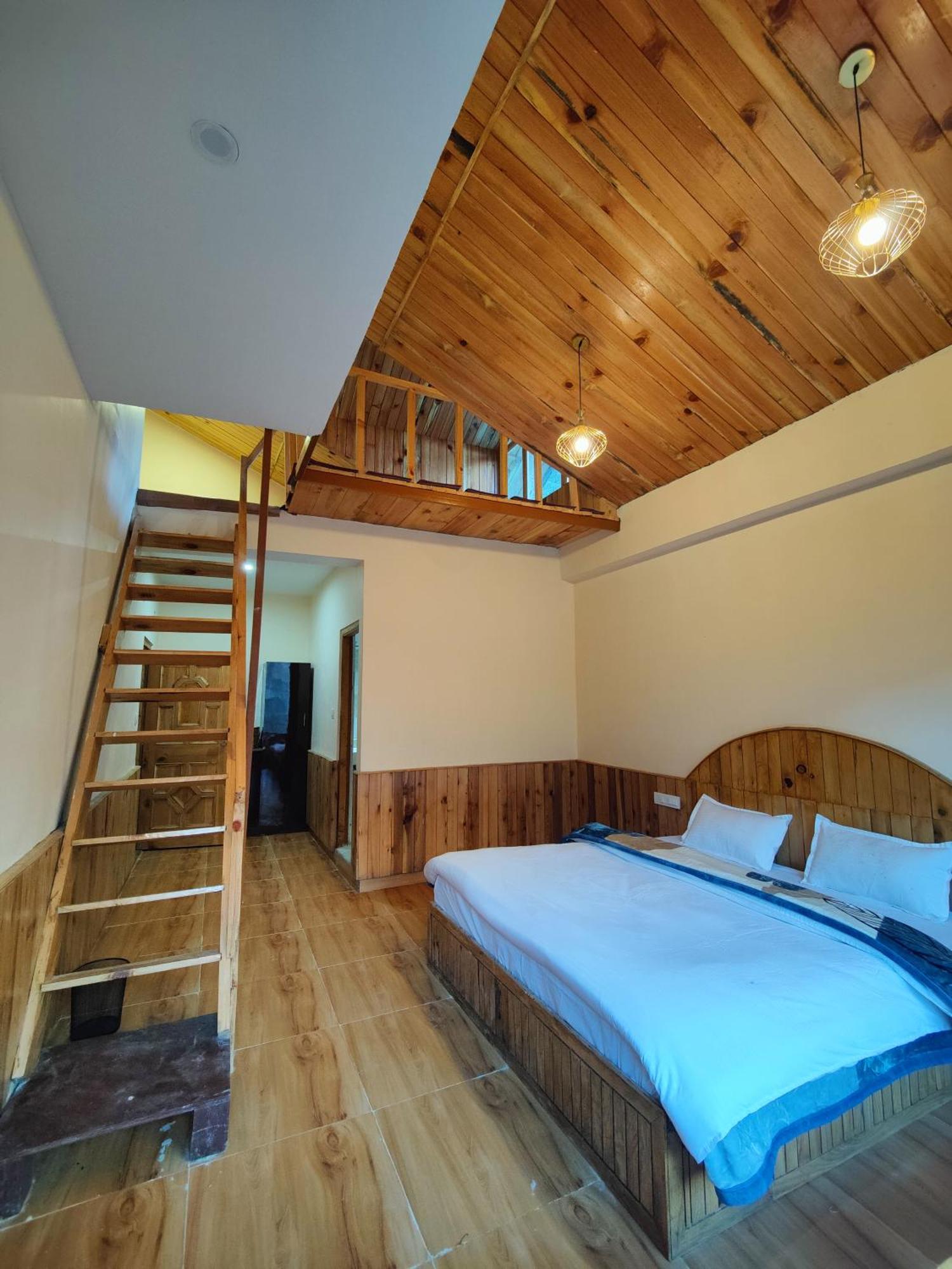 The Woodpecker Inn & Cafe, Jibhi Luaran gambar